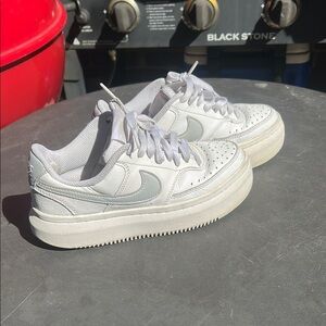 Nike Women's White and Gray Sneakers🔥